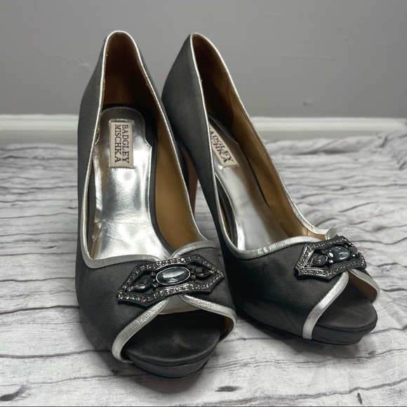 BADGLEY MISCHKA Formslag Peep Toe Grey Silver Jeweled Satin Heels - Picture 2 of 8
